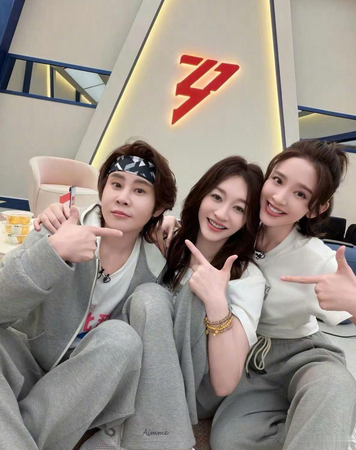 1.关晓彤之前请朋友代购LV，很多年后她想卖二手的时候才知道那个包是假的，被朋友