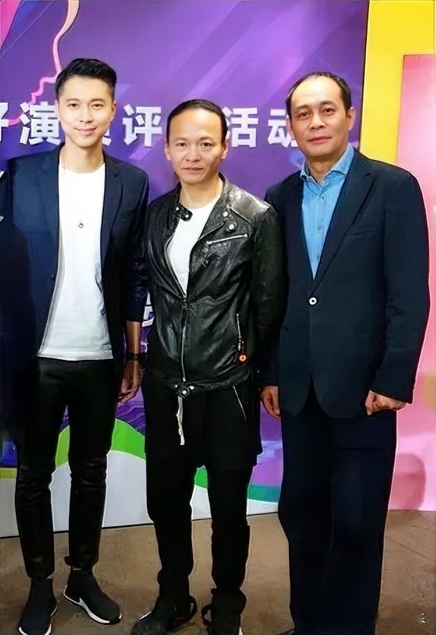 左边的是演员王雷，右边的是老演员张光北，中间的真不认识。。