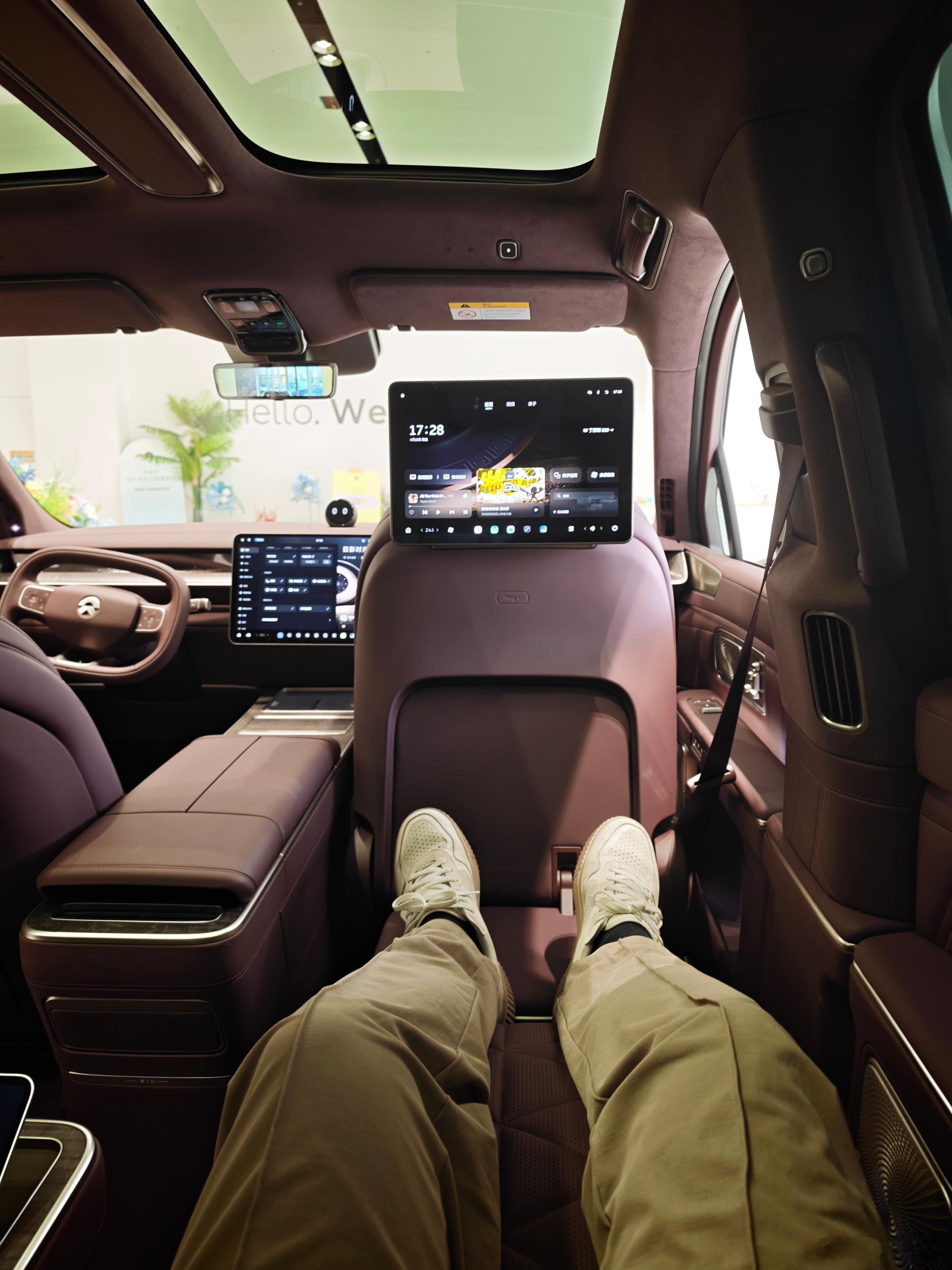 昨晚人多，看不仔细，所以今天试图换一家就在隔壁的店认认真真看一下ES9。工作日下