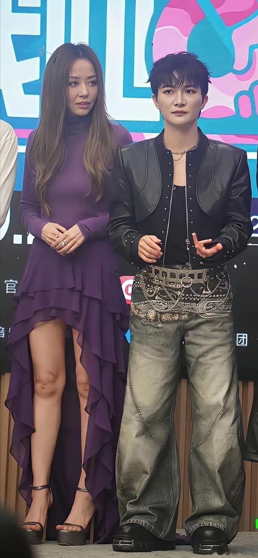 周深和张靓颖的合影实力唱将只专注音乐本身