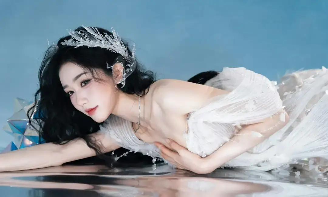 女明星捂紧裙摆时，她们在保护什么？不是害羞，是价值千万的“人设契约”。后台