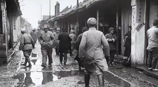 1949年11月30日重庆全境解放，山城迎来新生，但一大批双手沾满革命烈士鲜血的
