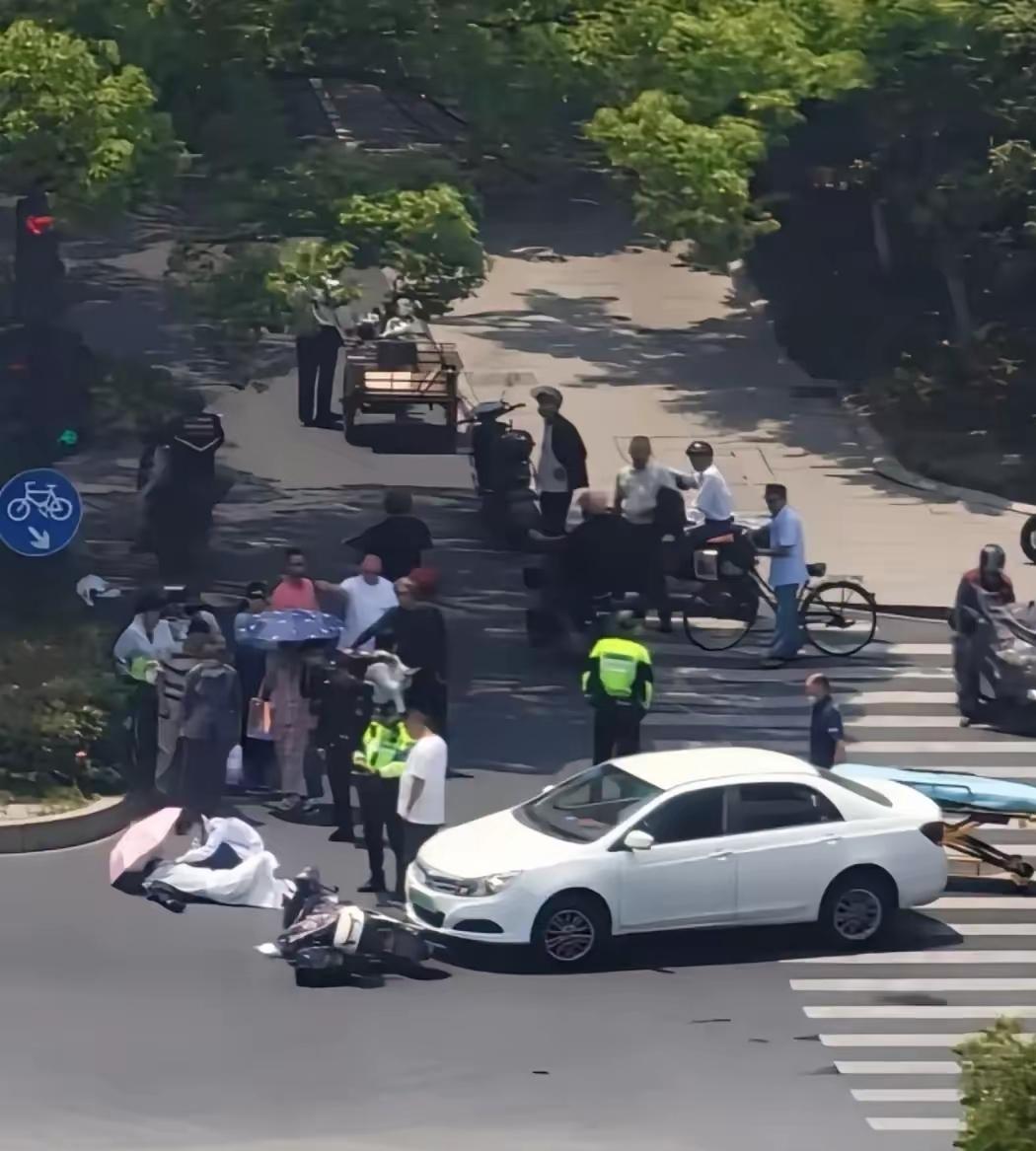 41岁的山东汉子张建军意外离世时，警察在他那件打了好几个补丁的旧外套口袋里，摸到