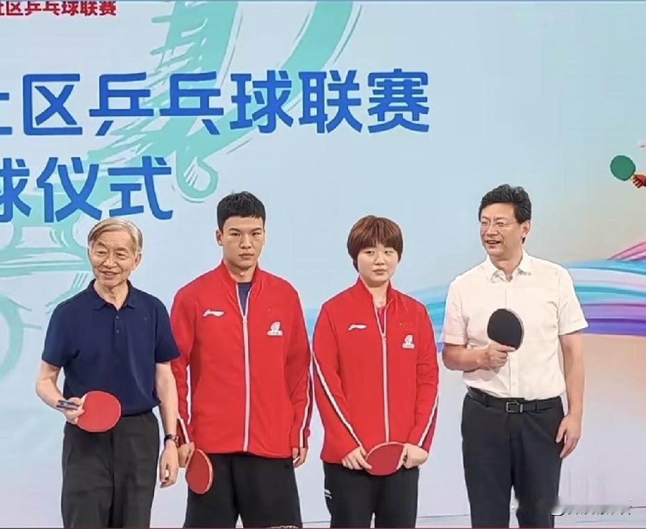 怪不得没看到蒯曼，原来她和向鹏一起去参加活动了呢，国乒大部分队员和教练已经抵达上