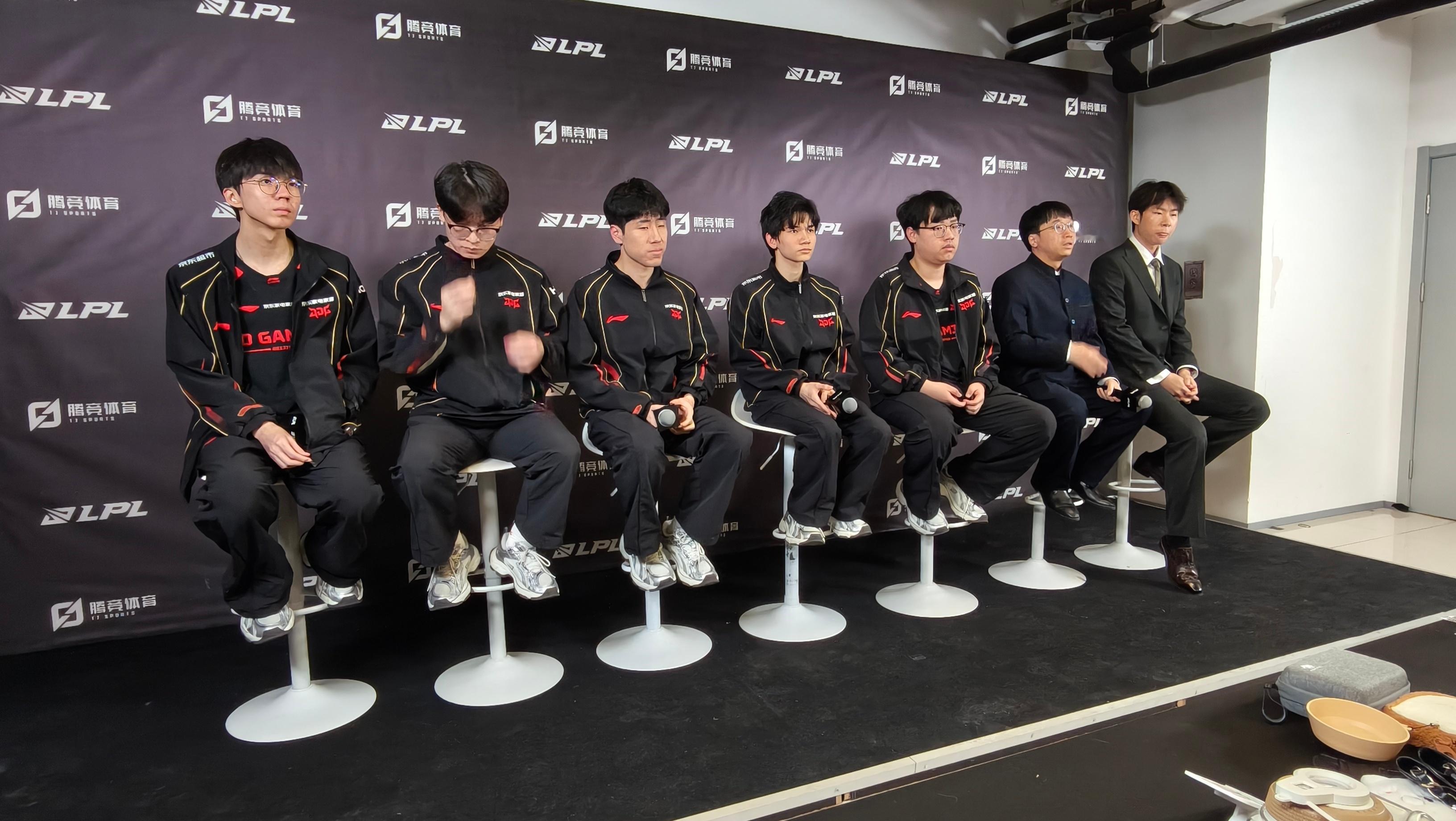 WBG战胜JDGJDG全员来到败者采访，为第一轮做总结。2026lpl第一赛段