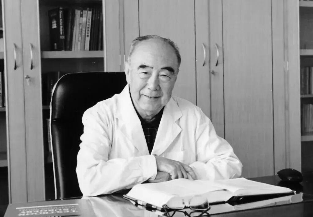 101岁的老中医吴咸中去世没想到他这么牛1976年，周恩来总理病重，肠梗阻折