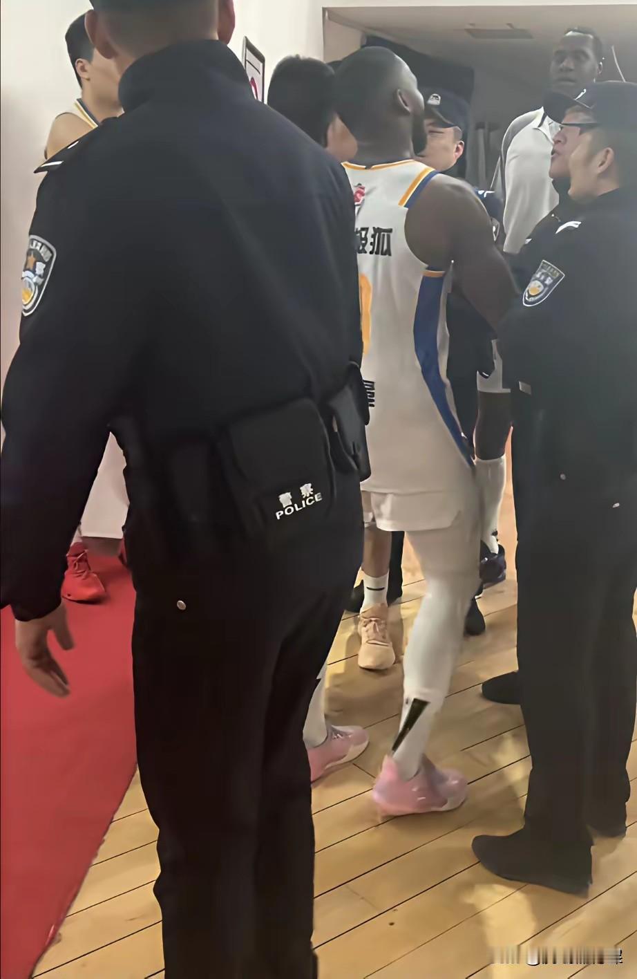 山西主场恐面临罚款！CBA常规赛第20轮，山西主场1分不敌北京，赛后球迷不满