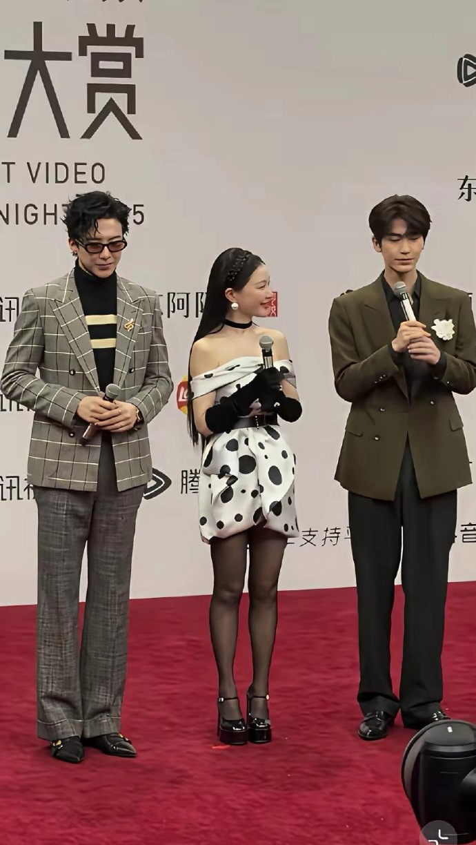 刘宇宁真的飘了，这发型也太不符合他了，看起来老了十多岁的样子。刘宇宁也是大长腿