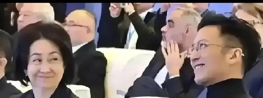 零下二十度的哈尔滨冰雪大世界外寒风凛冽，美高梅包厢里却暗流涌动！谢霆锋和何超琼对