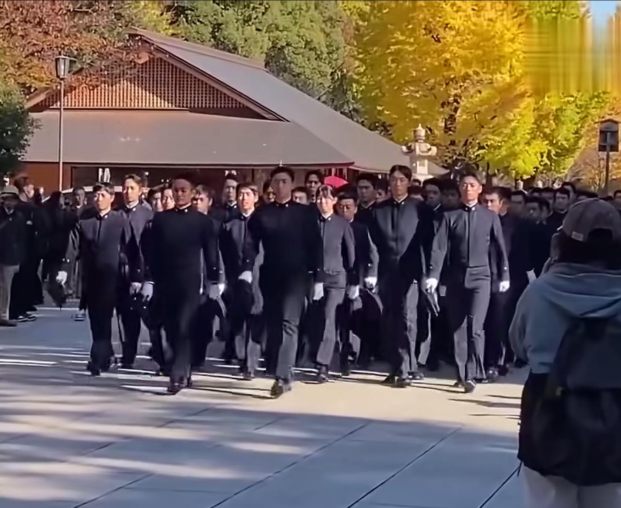 日本的青年到底在想什么？徒步60公里参拜靖国神社！12月11号，日本防卫大学的