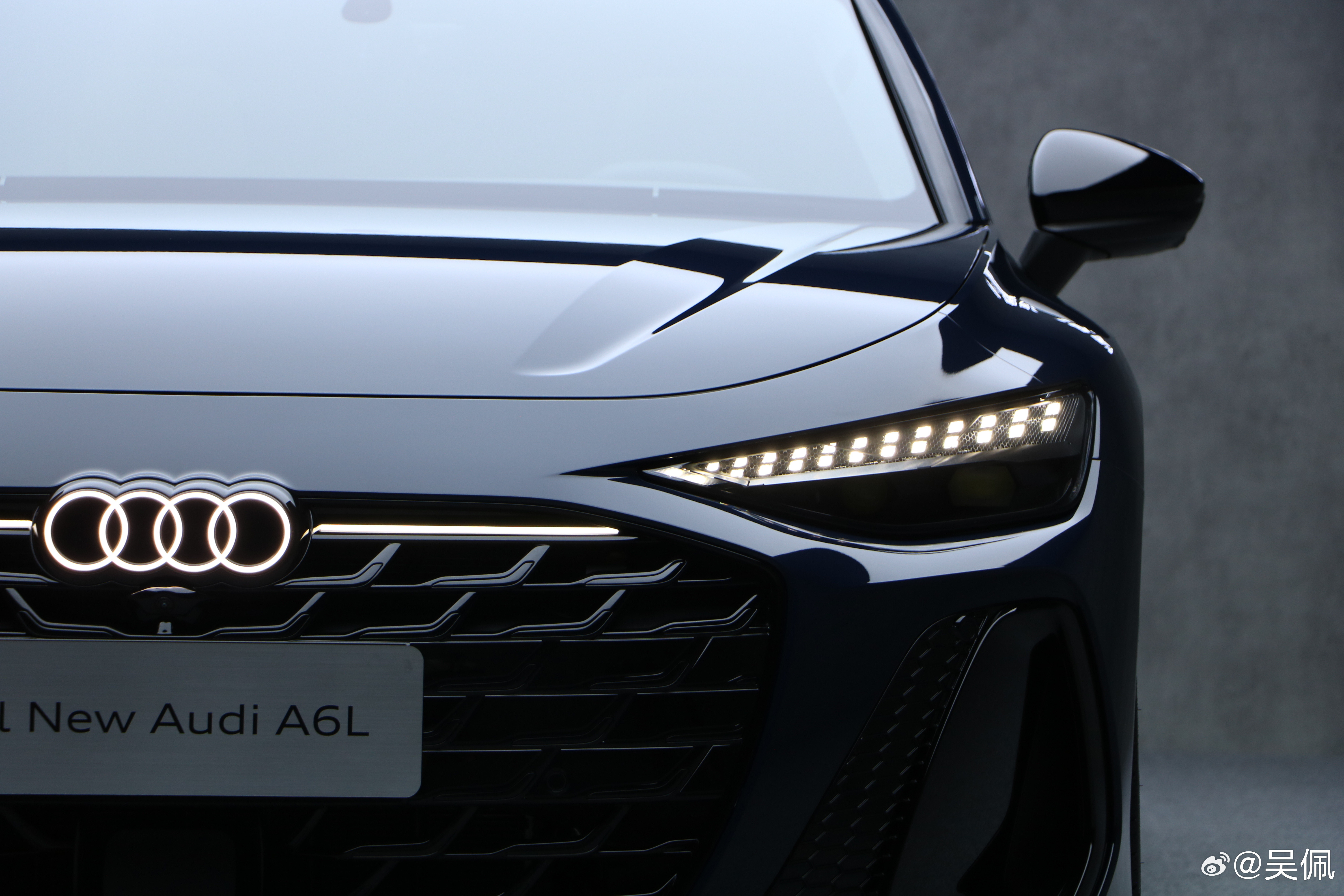 和之前一样，新奥迪A6L还是双外观，运动版和豪华版（致雅版）。和A5L一样，新A