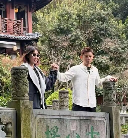 张继科和张蕊现在也不遮不掩了，两人参加活动在杭州十八棵御茶园拍照，大手拉小手，女