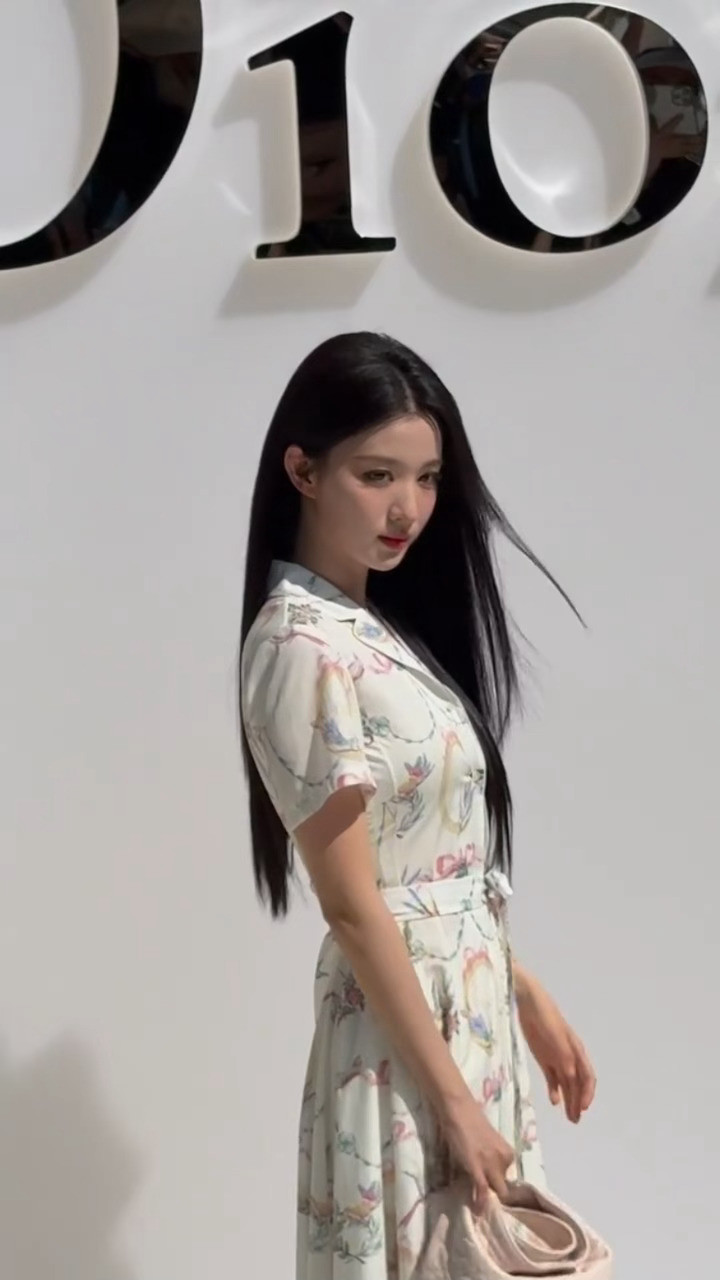 王楚然无惧烈日的美貌🥰王楚然黑长直印花长裙造型王楚然绊出神图