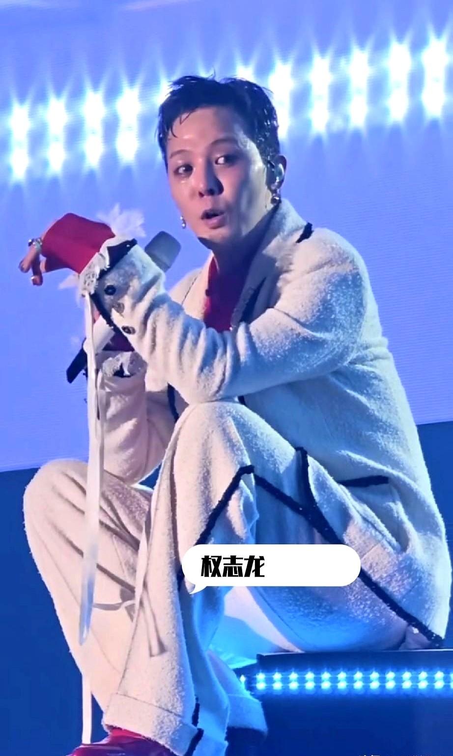 权志龙被男粉喊老公，直接整不会了。这事就发生在5月10号东京巨蛋的“Über