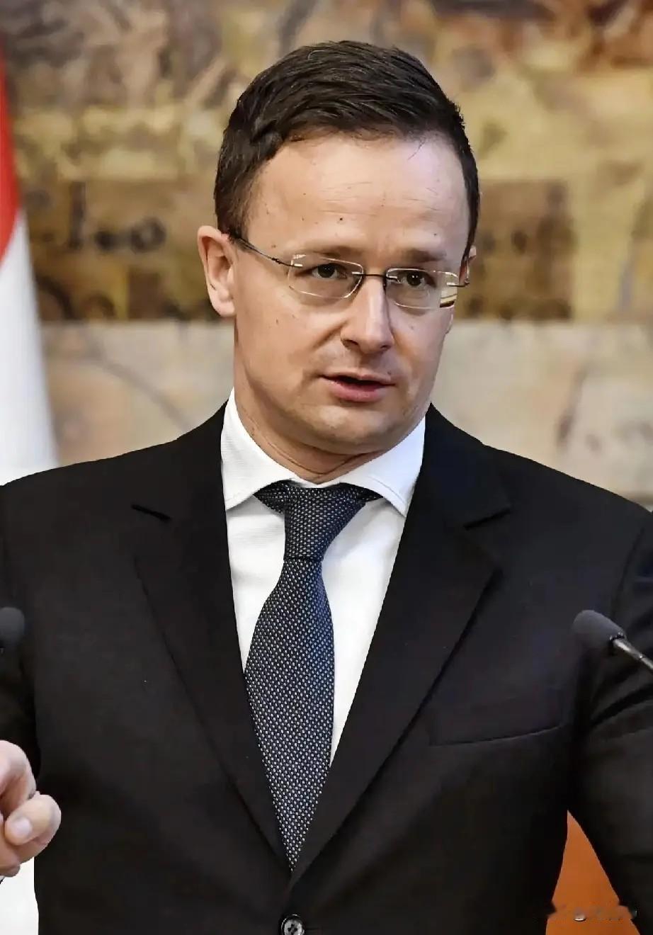 快报2月4日，西班牙国家铁路公司宣布暂停30辆高速列车的招标，原因直指1月1