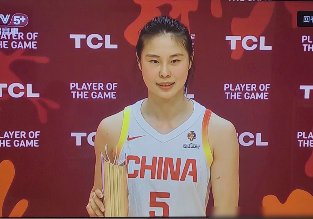 一位世界级内线，可能要失去自己的世界杯资格了。不是能力不行，是膝盖真的顶不住