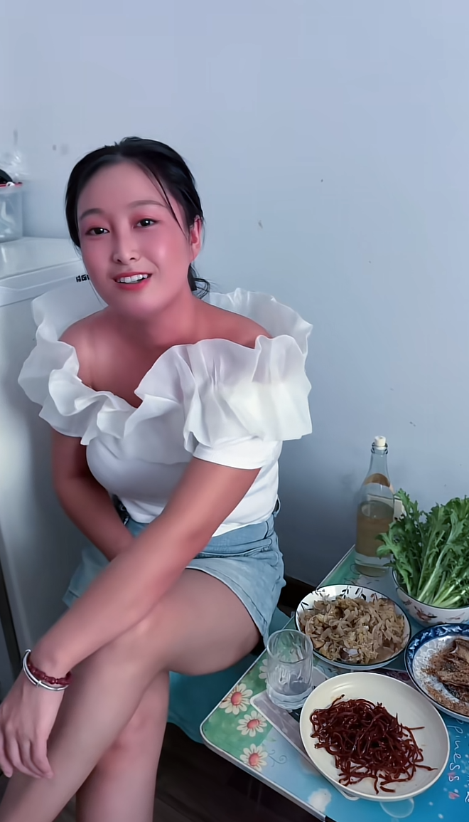 为什么她的皮肤这么红啊？