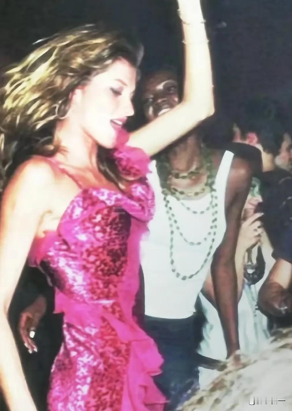 吉赛尔·邦辰巴西美丽的神话一步走出45万美元的顶级超模无论多少年，再看仍是步