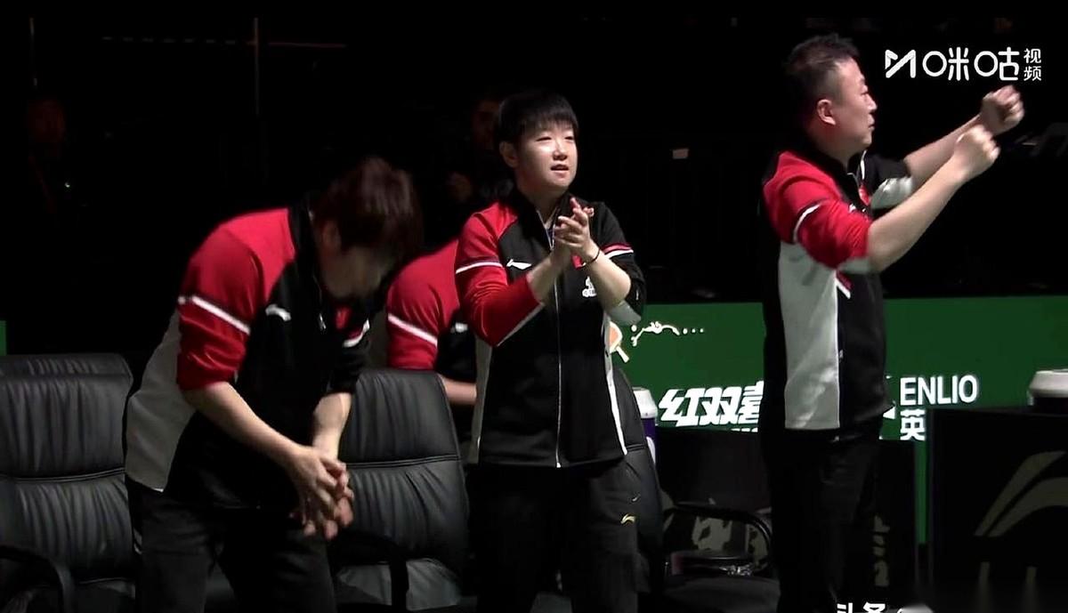 徐瑛彬上场的时候，梁靖崑和林诗栋直接离席去热身了。就这一个画面，信息量太大了。