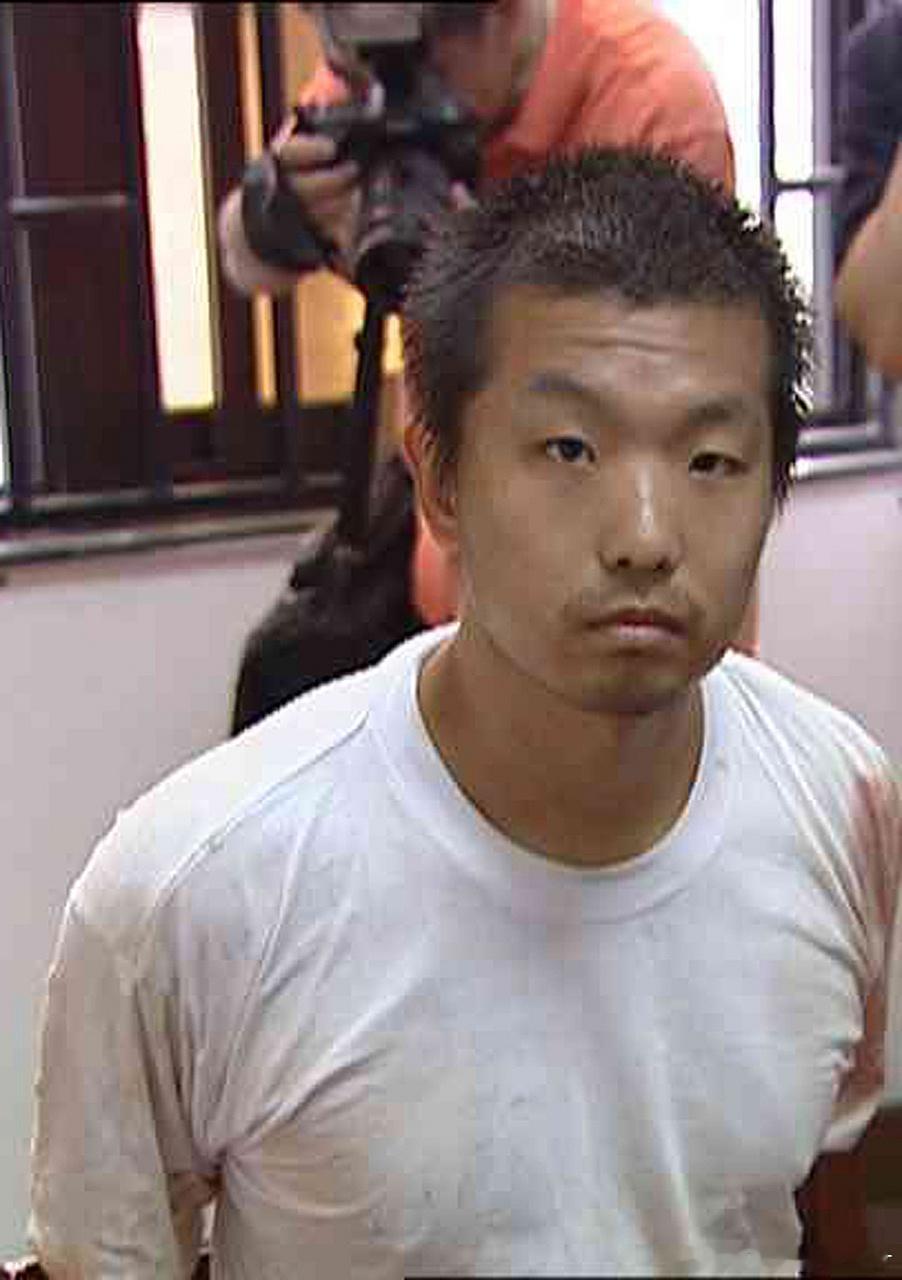 2007年10月5日，杨佳因骑行无牌自行车被上海闸北警方盘查后，多次投诉未果并索