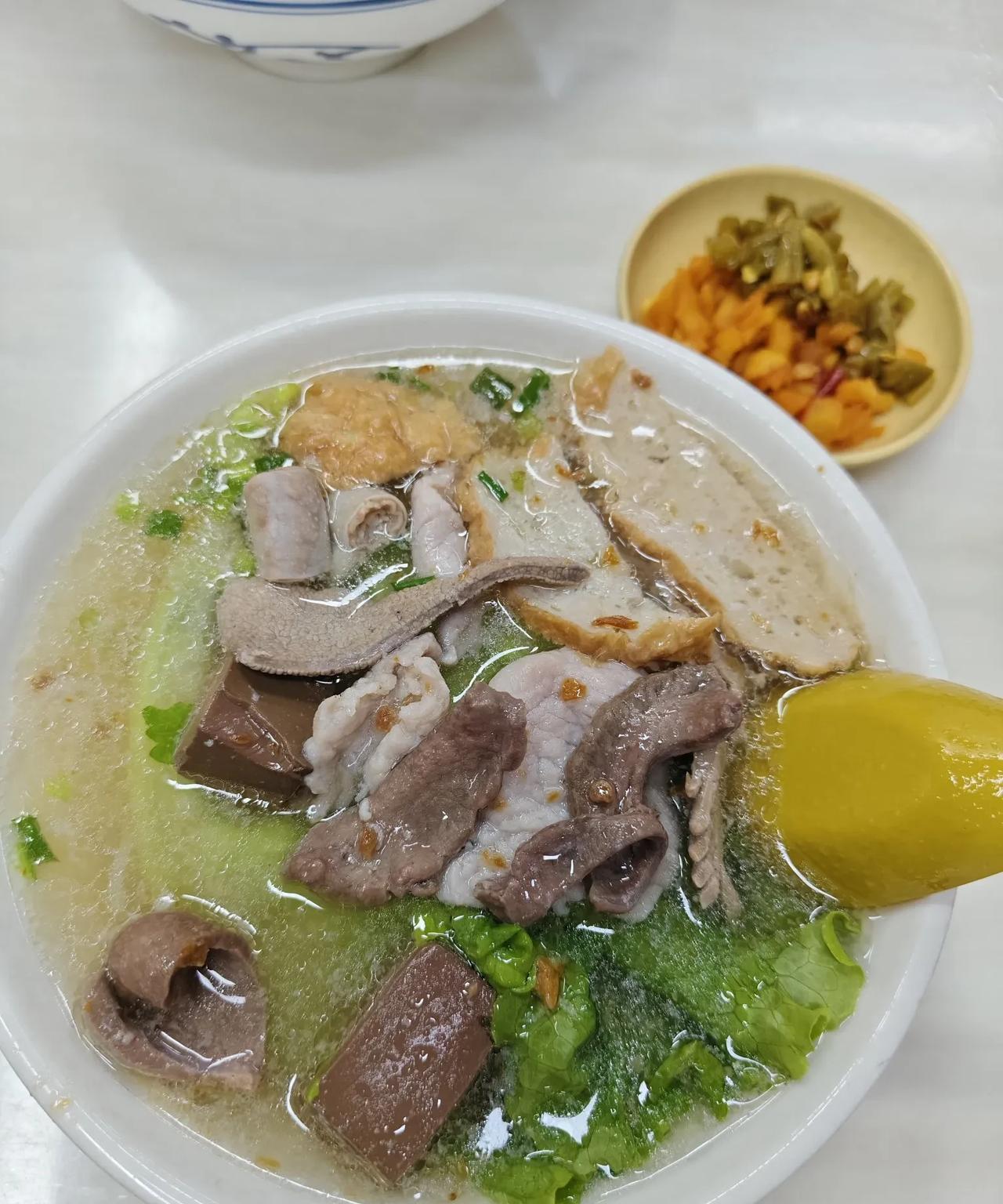 在广州生活多年，我最爱的早餐就是正果云吞，猪杂粉。主要有三个原因：第一：正果云