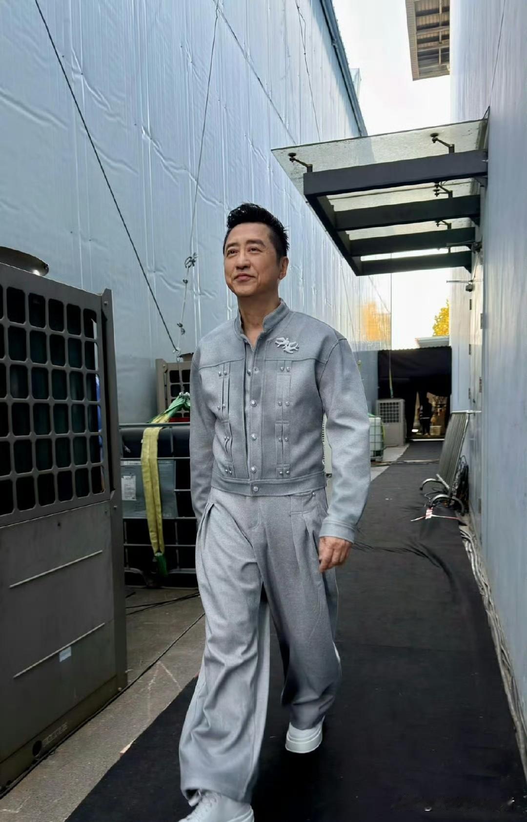 庾澄庆63岁了，不知道后不后悔和伊能静离婚，如今亲儿子和秦昊一起录综艺，看起来更