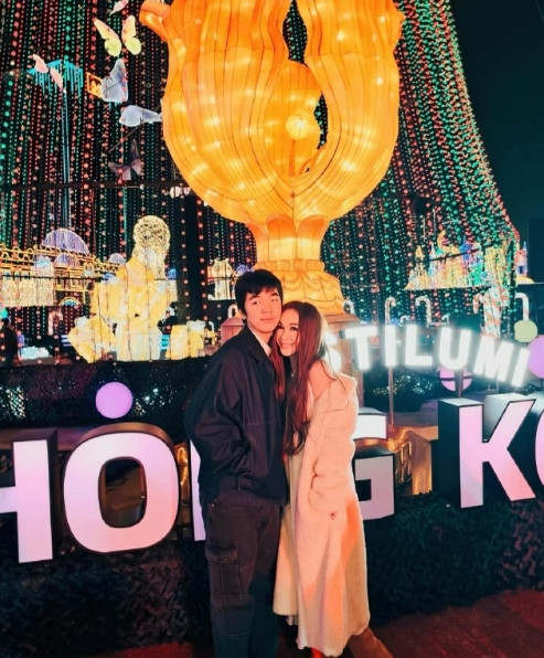 冬天的冷，温碧霞是很难体会到的。大家都是厚外套裹得严严实实，而她里面依旧是吊带，