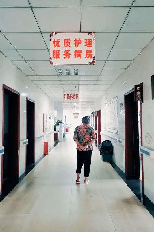 前阵子刷到一个视频，看完心里堵了好久。一个儿子给老父亲请了护工，家里装了监控