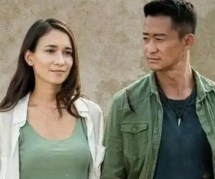 当年，吴京在拍摄《战狼2》的前一天，给卢靖姗打了电话：“姗啊，我电影女主角突然罢