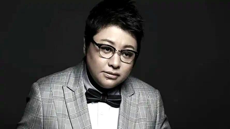 当她踏进场时，腕上那块表比闪光灯还亮，出场方式也不遮不掩。就在此时，韩红被推到