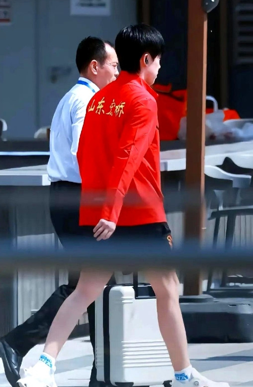 王楚钦自驾到河北雄安，红色外套帅气十足。之前网上就有人爆料说大头要自己开车去