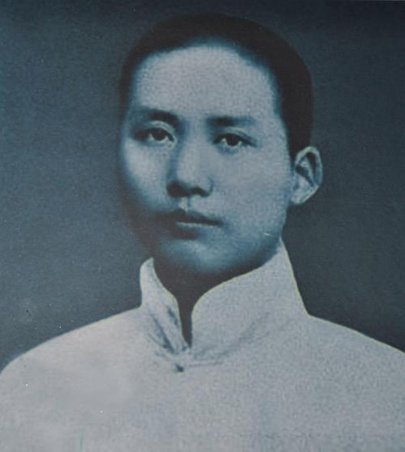 周恩来离世,总理位置空出来,人选按程序被提上议程。1976年1月8日,周恩来
