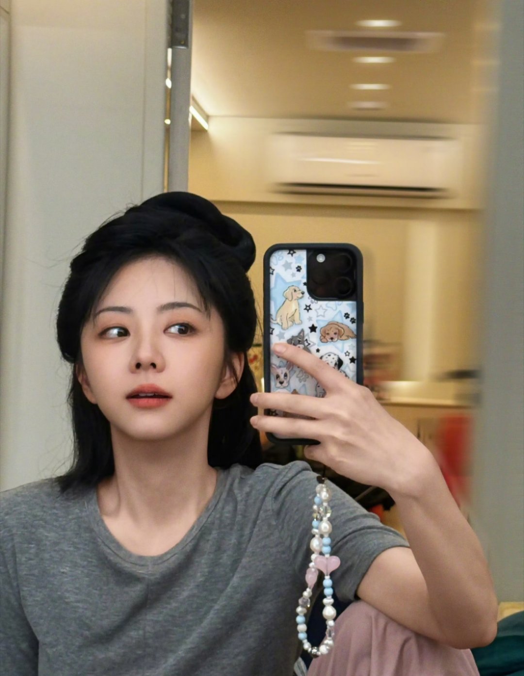 张佳宁送谭松韵粉玫瑰，女孩子之间的友谊真的很美好，友谊长存​​​