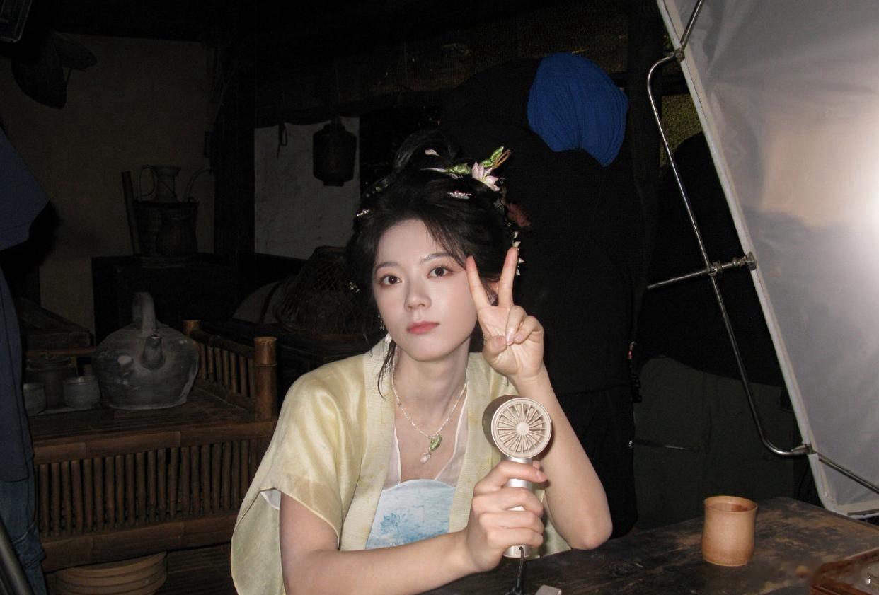 1.赵今麦为新戏减肥减的很厉害，毕竟也想吃流量这口饭，时尚方面也另辟蹊径，先用“