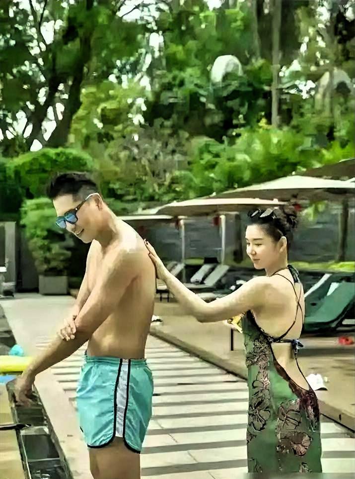 40岁李小萌的普吉岛度假照火了。现在120斤，跟六年前同一地点的98斤比，身材