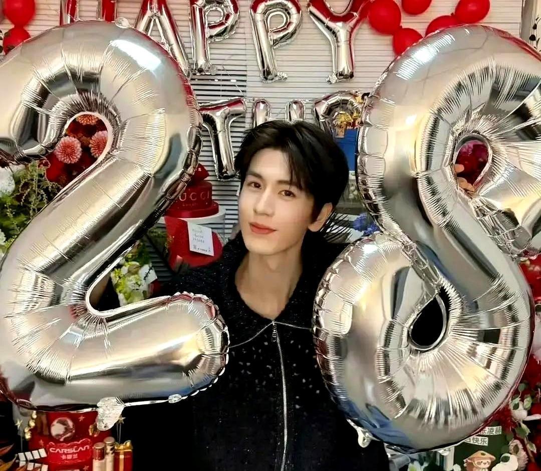 一件朴素毛衣，直接把张凌赫送上热搜第一！粉丝的眼睛简直是显微镜，看到他在横店