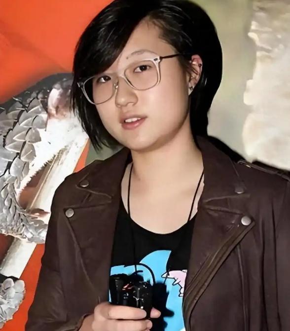 吴卓林返港：比起成龙的“不认”，她的“不缠”才是真清醒。25岁的吴卓林踩着高跟鞋