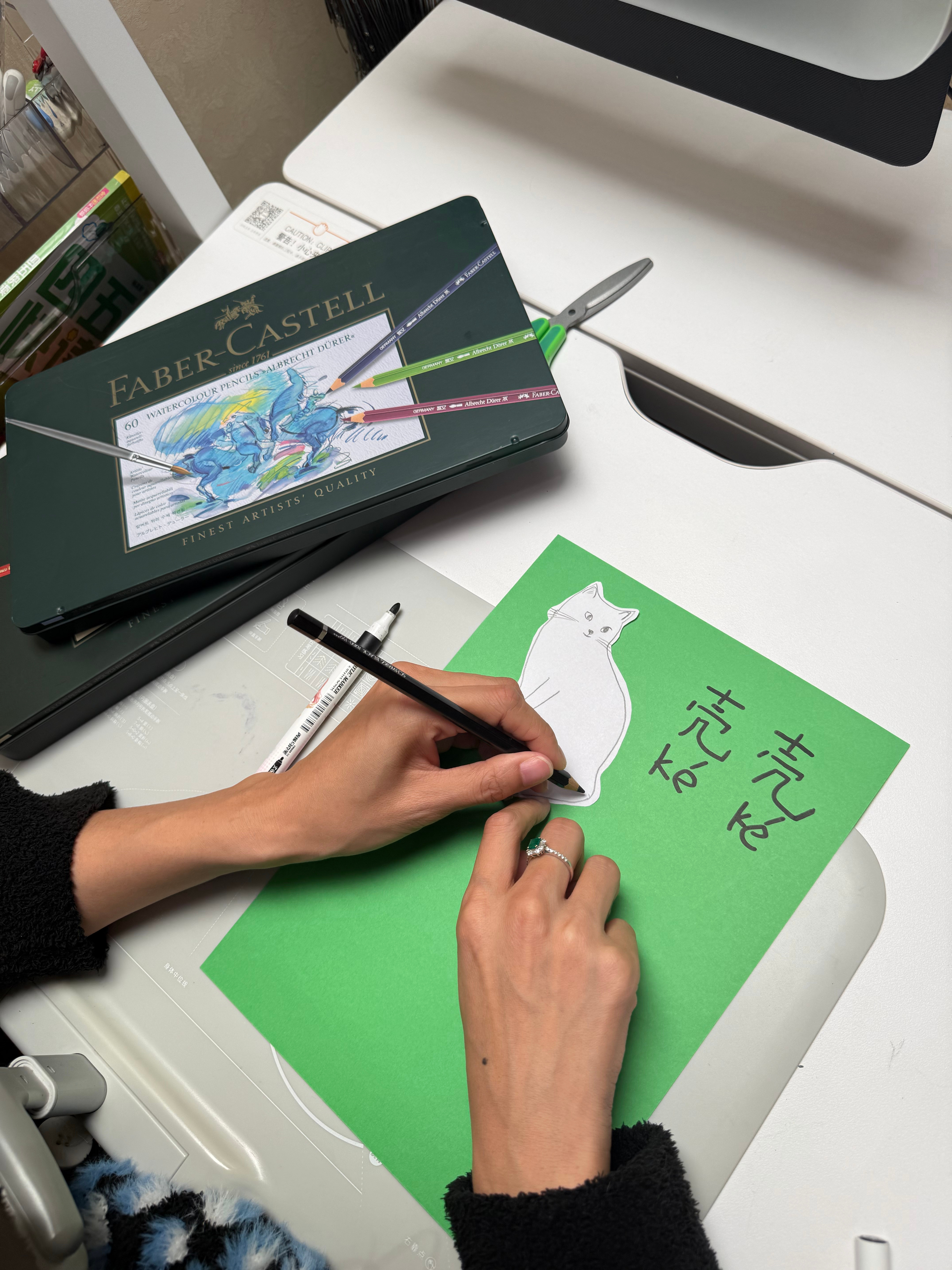 可怜天下父母心这点了，媳妇儿还在替孩子完成作业。为了看着像小学一年级的字迹，特地