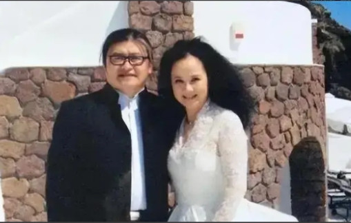 1987年，刘欢对主持人卢璐一见钟情，认识9天后就求婚成功。可是去民政局登记时，