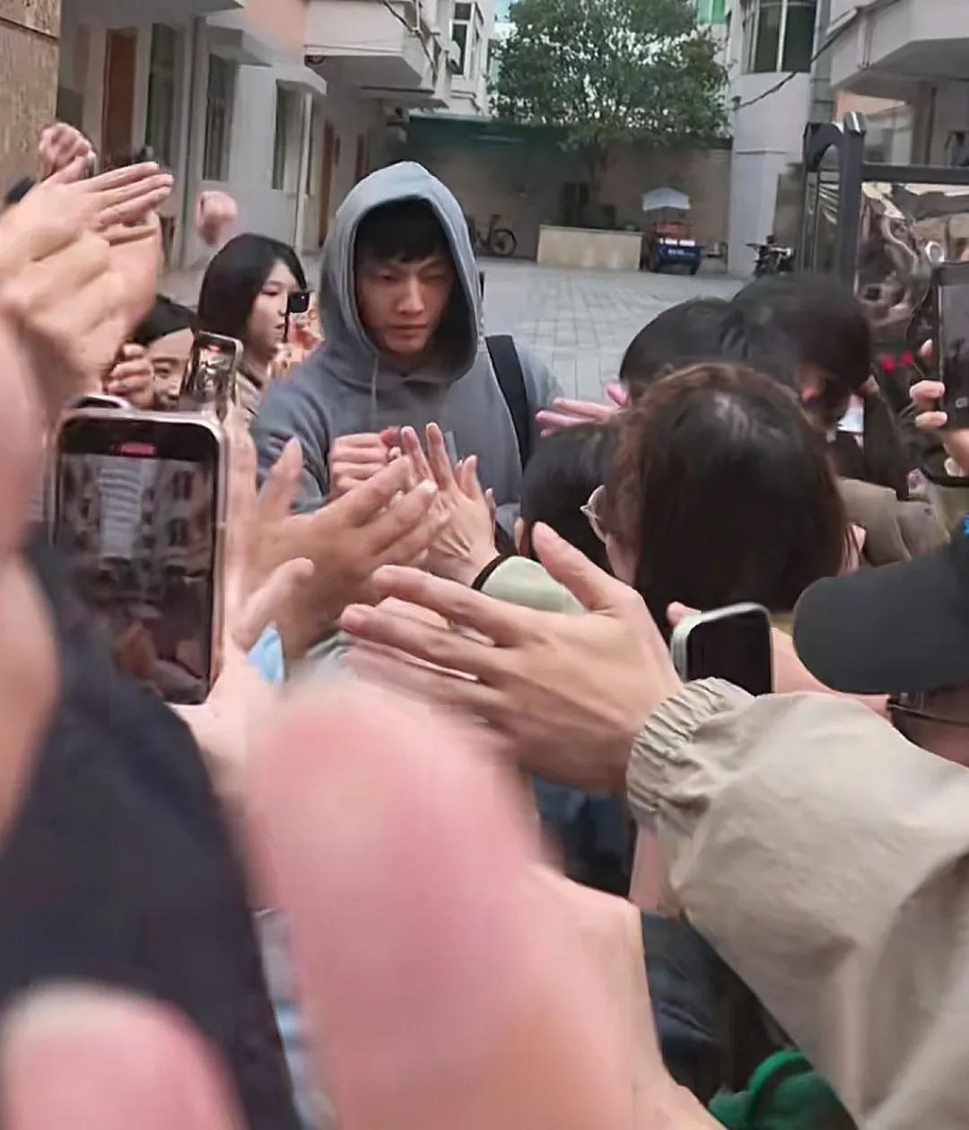 徐杰的人气！广东队出发浙江，一落地就到球馆训练，徐杰就跟没事一样，“轻伤不下火