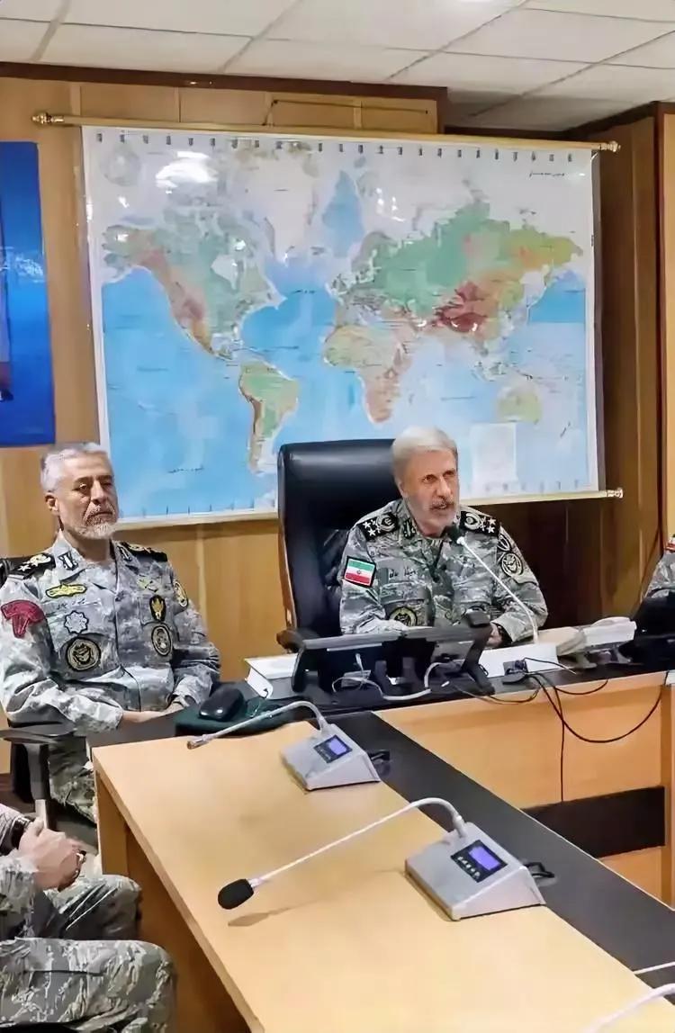 细节决定战斗力，图中伊朗军官军装整洁，样貌精神抖擞，面前摆着4台固定电话，级别肯