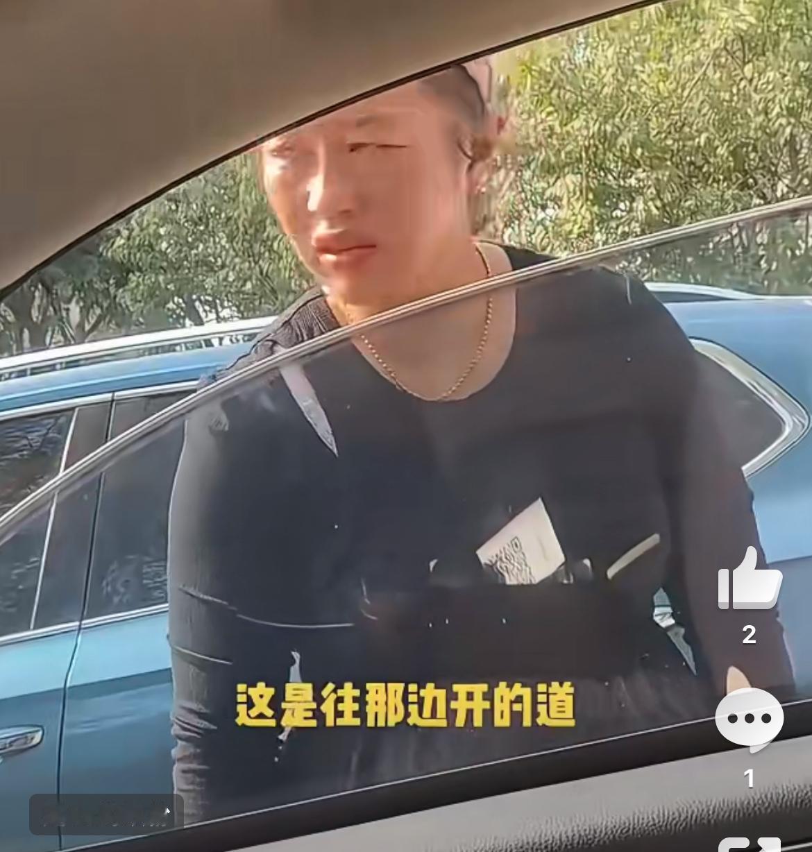 小仙女宝马逆行，遭批评，丢下车辆扬长而去，留下男司机凌乱在风中。狭路相逢，不是勇