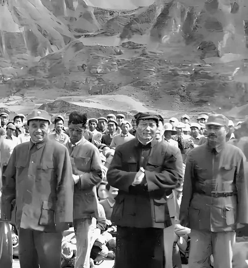 1944年延安老照片刷屏！一眼看懂革命胜利的真正密码一张泛黄的老照片，道尽