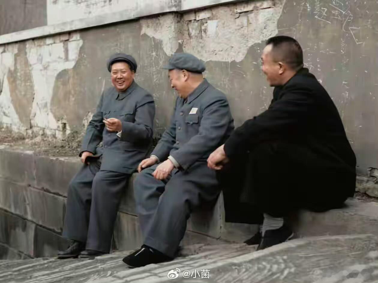 十分罕见的一张照片（修复上色）：1953年，毛主席来到南京紫金山中山陵游览，途中