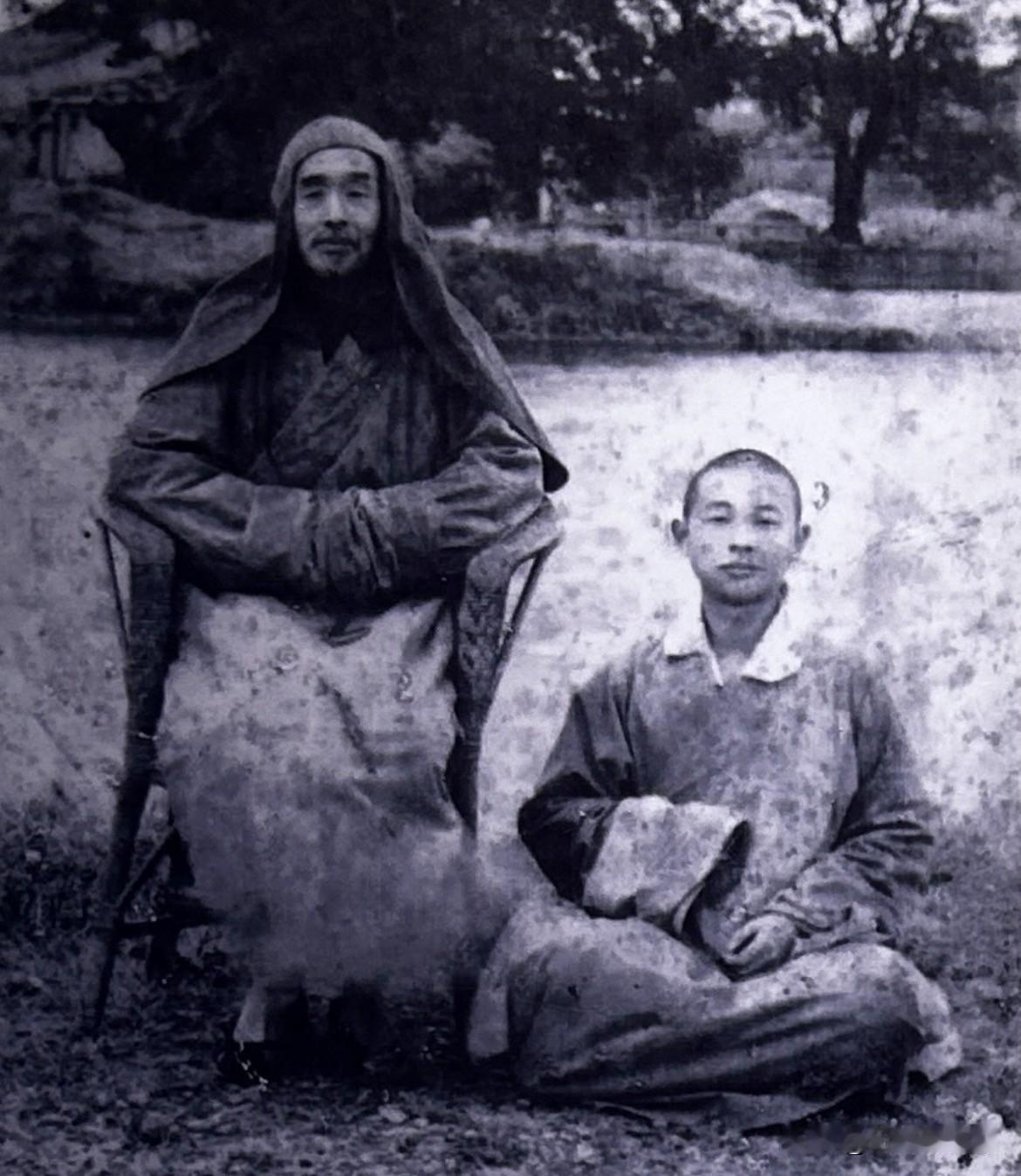 1942年1月24日，弘一法师（左）、广义法师（右），摄于泉州铜佛寺百源清池前合