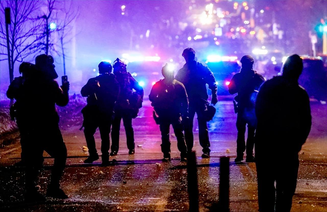 最近明尼苏达州可太乱了，街头全是抗议的人，联邦特工接连打死打伤平民，3000名“