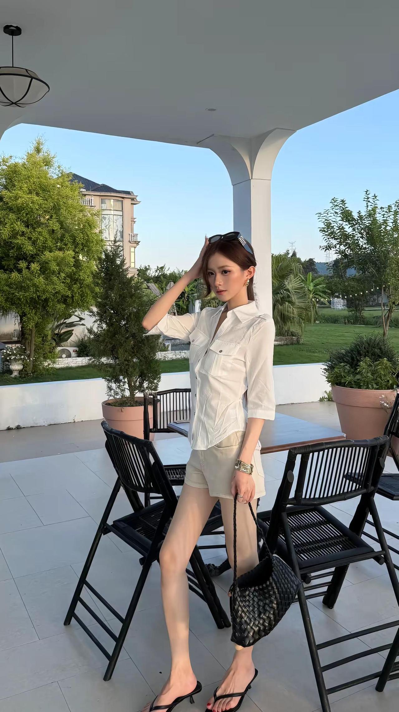 极简高智感穿搭。夏日休闲穿搭白色衬衫搭配短裤高级感穿搭