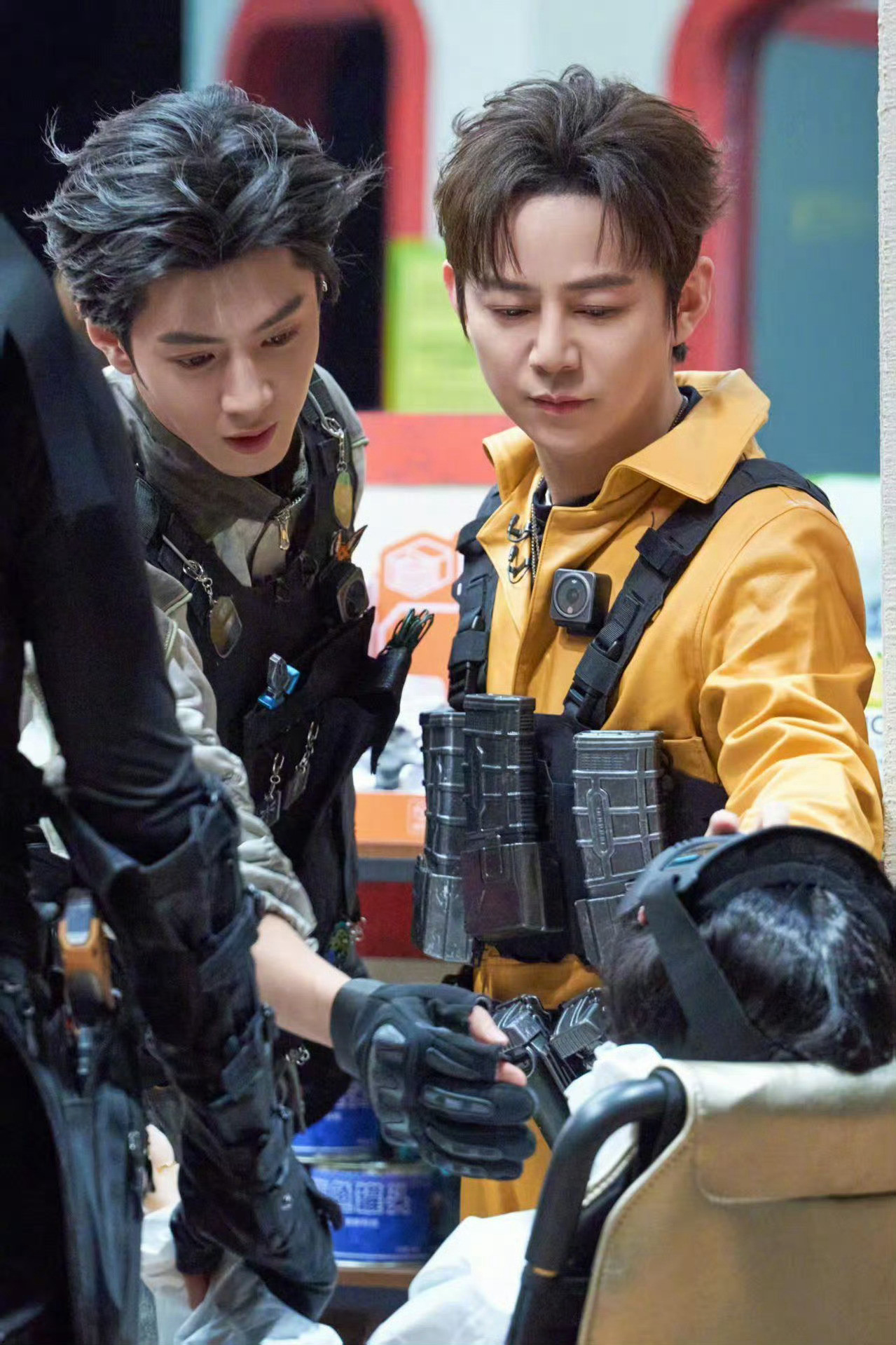 何老师这身穿搭也太绝了！工装风利落又有型，配色低调耐看。版型挺括不臃肿，把身形衬