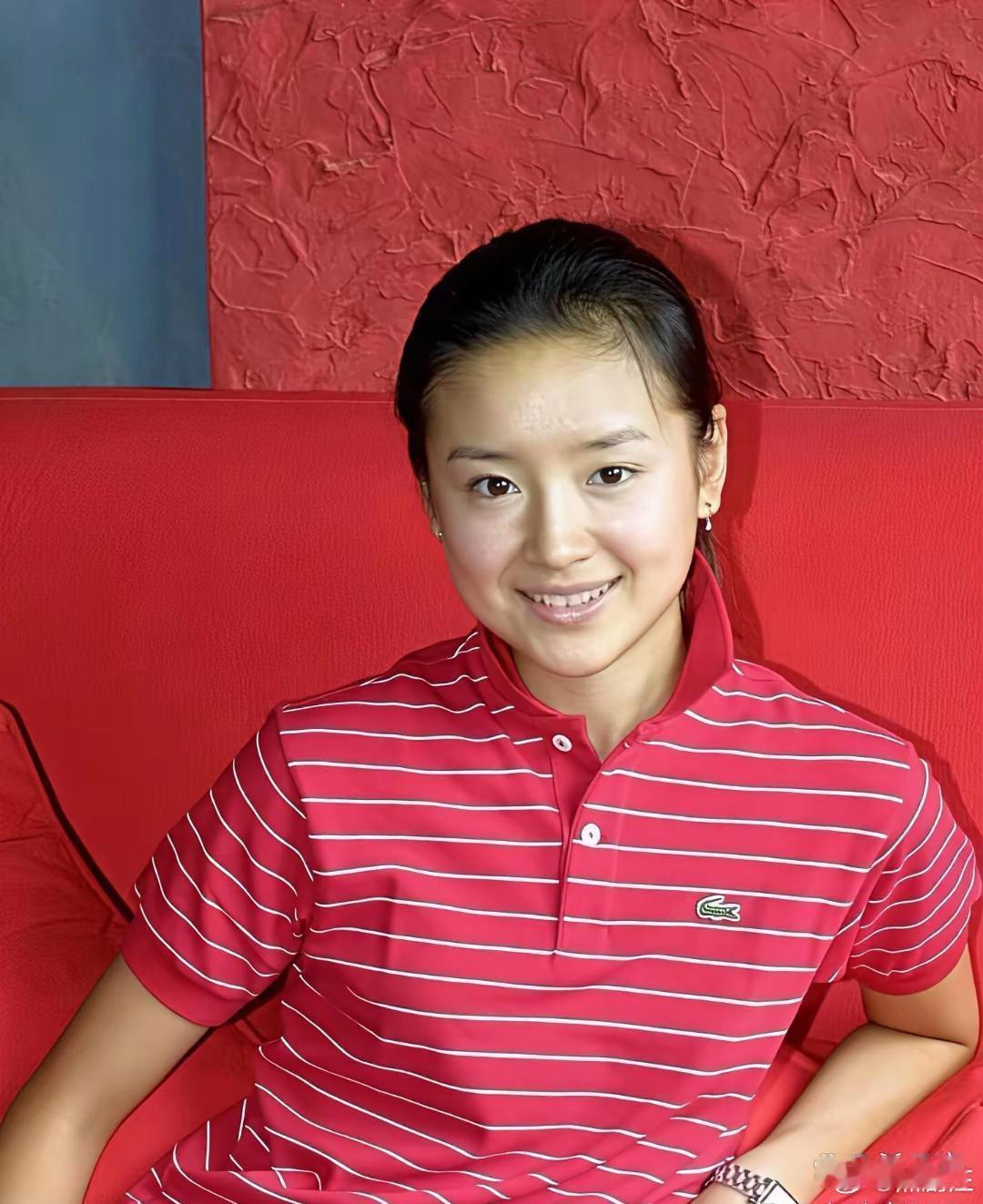 董洁早期写真尽显天然灵气，纯净澄澈美得动人心魄！