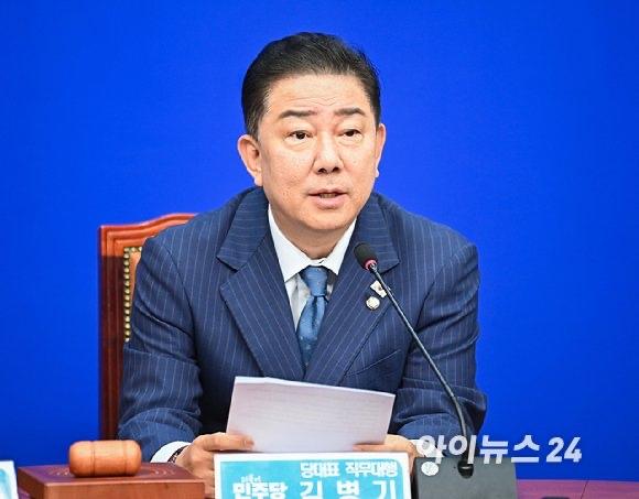 金炳基痛批尹锡悦拒绝特检讯问：“这是在挑着调查吗？”共同民主党党代表代行兼院